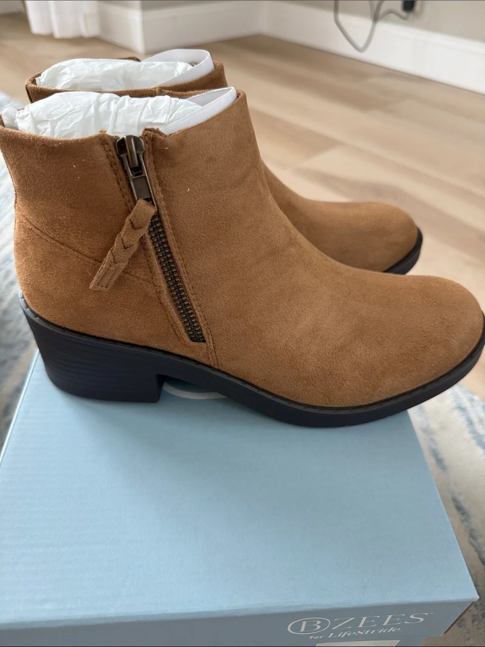 NIB Bzees Tan Outgoing Faux Leather Ankle Booties with Side Zip Sizes 8W & 9.5M